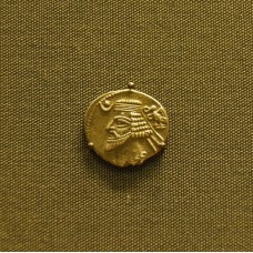 Coin of Farhad IV, star on crescent symbol